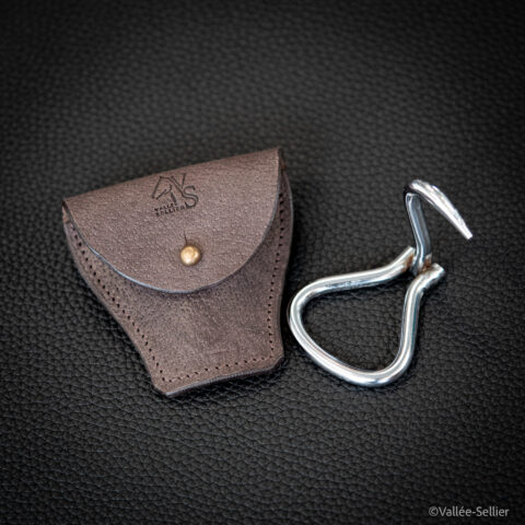 Etui à cure-pieds marron foncé, cuir grainé.