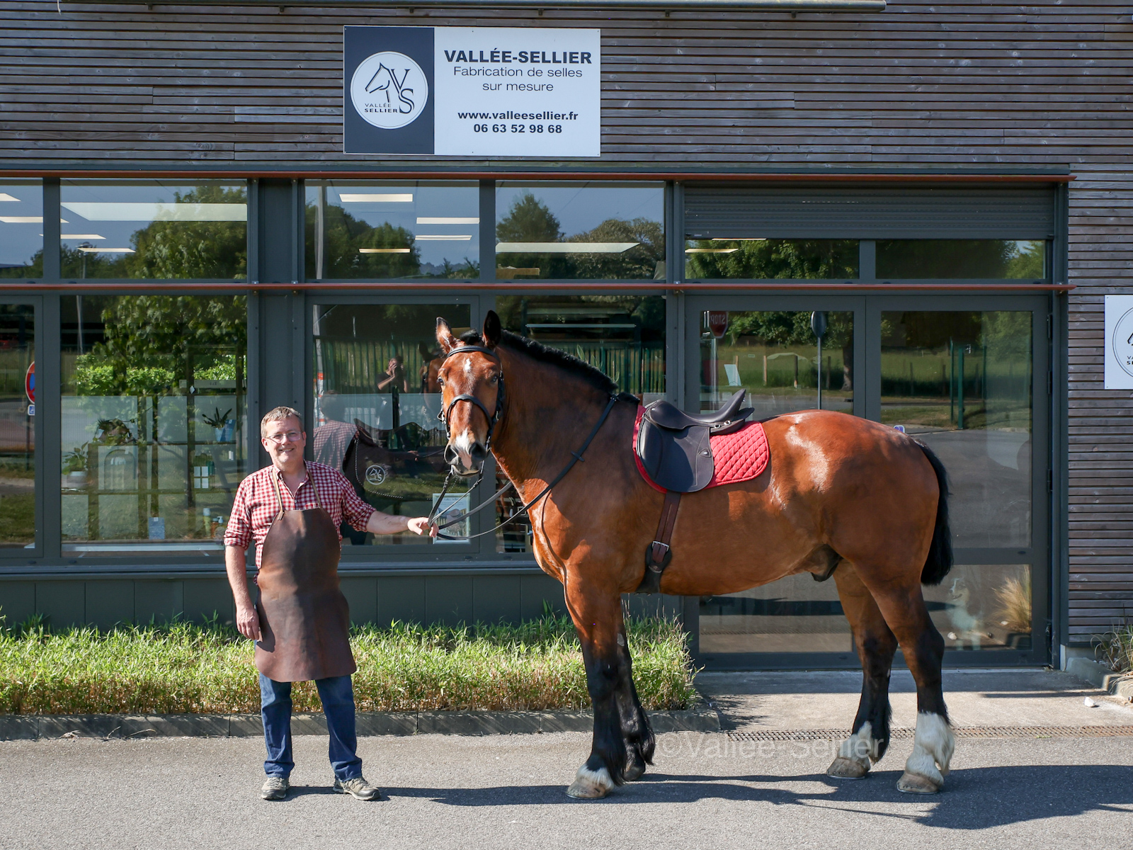 L'atelier Vallée-Sellier avec un magnifique Cob Normand