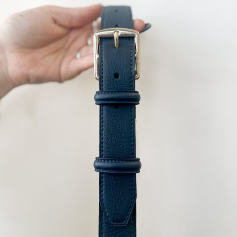 Ceinture étrivière 30 mm en taurillon bleu marine, boucle laiton nickelé.